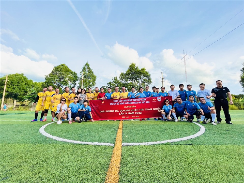 Các đội bóng từ các Hội Doanh nhân trẻ ở một số địa phương về Đắk Lắk đá giao hữu. Ảnh: B.T