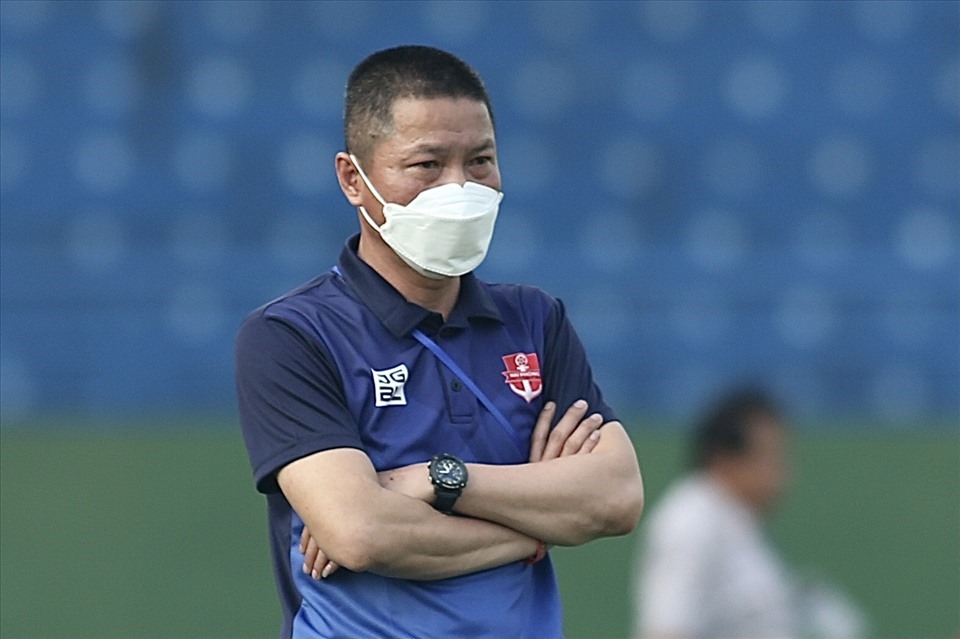 Huấn luyện viên Chu Đình Nghiêm lần đầu tiên dẫn dắt Hải Phòng đối đầu đội bóng cũ Hà Nội. Ảnh: Thanh Vũ