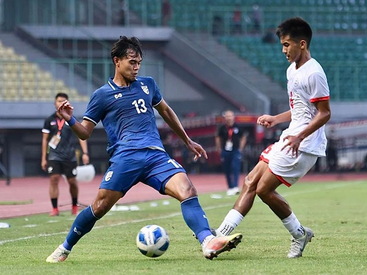 U19 Thái Lan (áo xanh) ghi ít bàn thắng nhưng không có nghĩa là họ không nguy hiểm. Ảnh: FAT