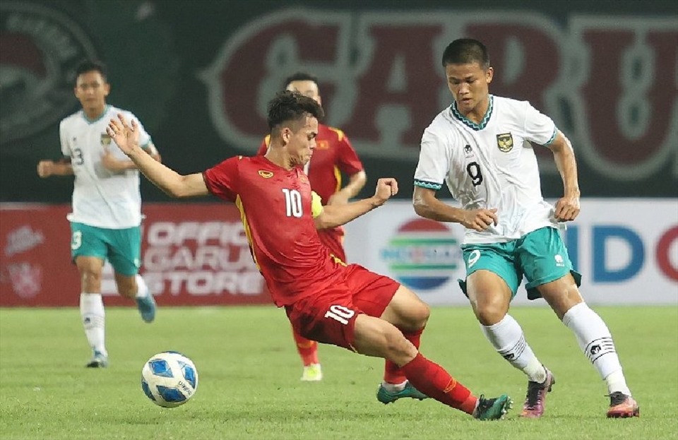 U19 Việt Nam (áo đỏ) chỉ cần hòa, trong khi U19 Indonesia buộc phải thắng ở trận đấu cùng giờ để hy vọng giành vé vào bán kết. Ảnh: VFF