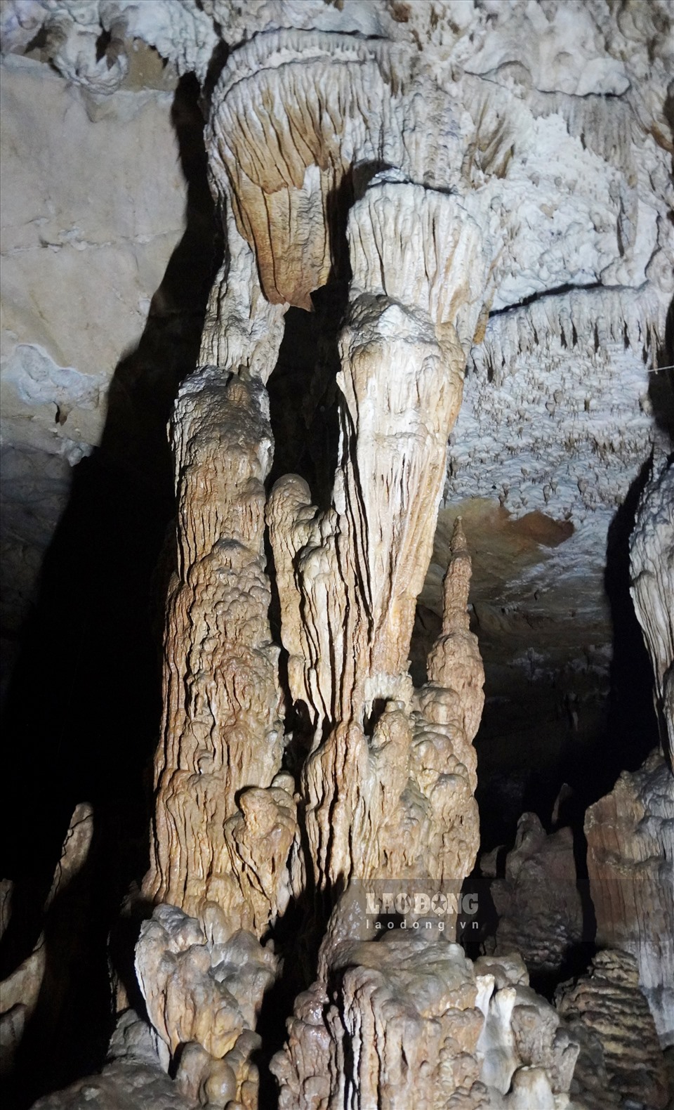 Nhiều người dân, du khách cảm thấy thích thú trước khu cảnh vô cùng tráng lệ khi thăm quan, khám phá hang động.