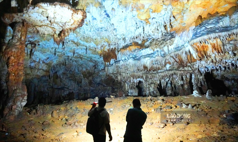 Nhiều người dân, du khách cảm thấy thích thú trước khu cảnh vô cùng tráng lệ khi thăm quan, khám phá hang động.