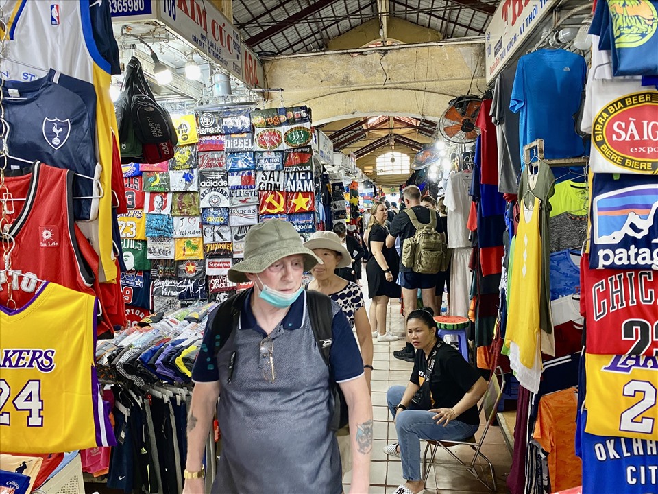 Từ 10h sáng đến cuối giờ chiều, không gian trong chợ Bến Thành luôn tấp nập người tham quan, mua sắm.