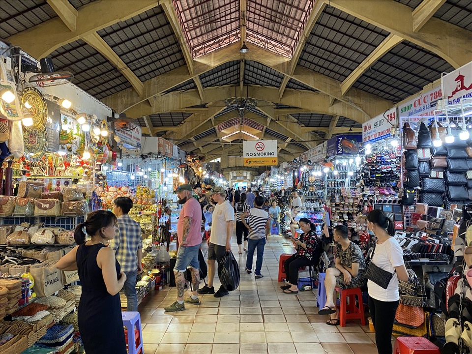 Sau thời gian dài ảm đạm vì dịch COVID-19, không khí mua bán tại chợ Bến Thành (quận 1, TP.HCM) đã nhộn nhịp trở lại bởi lượng khách tăng nhanh, đặc biệt du khách nước ngoài.