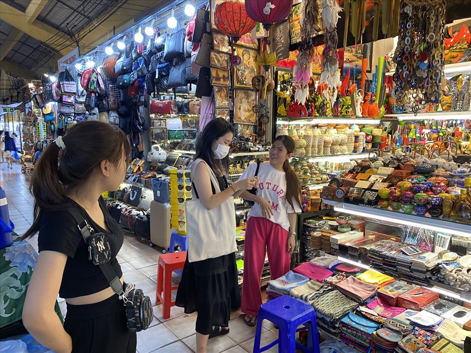 Bà Lê Hồng Loan (chủ sạp hàng quà tặng 814) cho biết so với hơn 2,5 năm qua không bán buôn được gì do dịch COVID-19 thì lúc này cũng phấn khởi hơn, nhiều tiểu thương đã bán trở lại và kỳ vọng doanh thu ổn định hơn nhờ du khách.