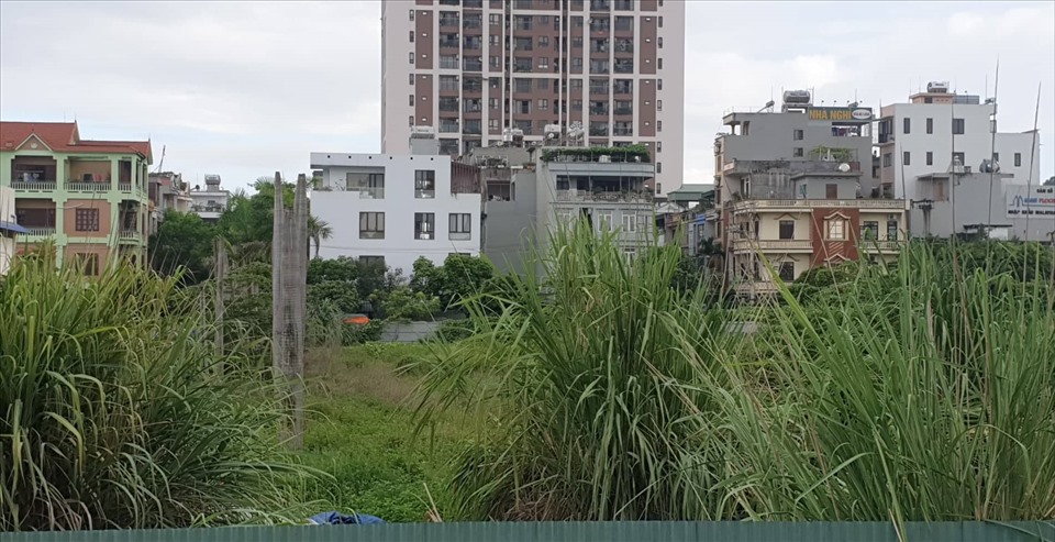 Dự án Trung tâm thương mại và chợ Hạ Long III tại khu đất “vàng” rộng hơn 10.000m3 tại phường Hồng Hải, theo kế hoạch được đưa vào sử dụng năm 2016 nhưng đến nay vẫn chỉ là khu đất hoang. Ảnh: Nguyễn Hùng