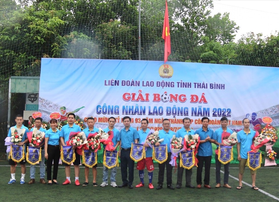 Lãnh đạo Liên đoàn Lao động tỉnh Thái Bình trao hoa và cờ lưu niệm cho các đội tham gia giải. Ảnh: B.M