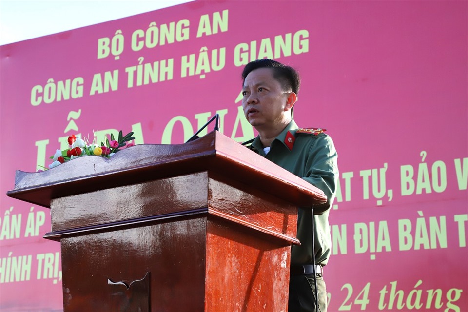 Đại tá Huỳnh Việt Hòa, Giám đốc Công an tỉnh Hậu Giang, phát biểu tại lễ ra quân tấn công trấn áp tội phạm. Ảnh: CAHG
