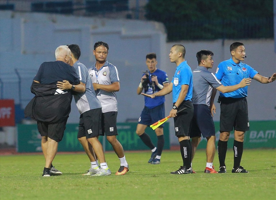 Trưởng ban Trọng tài Dương Văn Hiền nhận định tình huống câu lạc bộ Thanh Hoá bị thổi phạt đền là chính xác. Ảnh: H.A