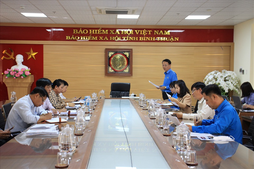 Đoàn Giám sát Liên đoàn Lao động tỉnh Bình Thuận trong buổi làm việc với Bảo hiểm xã hội tỉnh. Ảnh: PH