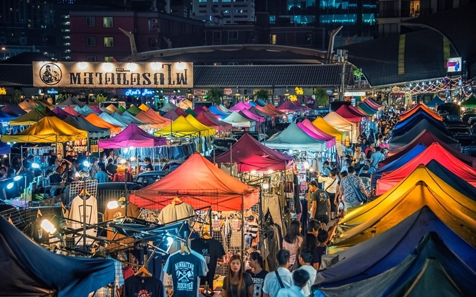 Chợ đêm ở Bangkok, Thái Lan. Ảnh: iStock