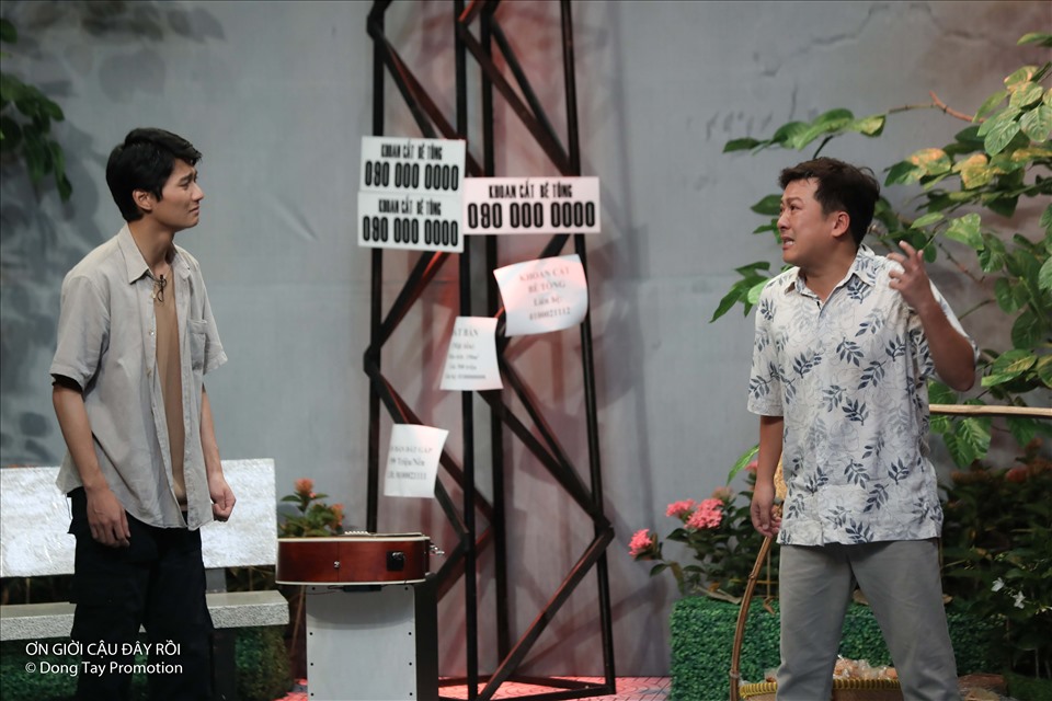 Avin Lu và Trường Giang có màn tung hứng xuất thần trên sân khấu “Ơn giời cậu đây rồi“. Ảnh: NSX/