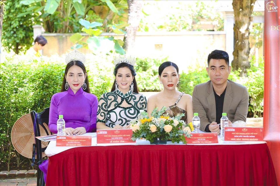 Thí sinh và giám khảo Hoa hậu Doanh nhân Việt Nam. Ảnh: BTC,