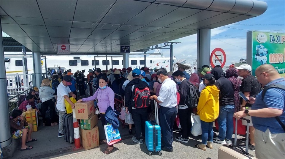 Hành khách xếp hàng dài chờ xuống tàu cao tốc từ Tp Rạch Giá đi Tp Phú Quốc. Ảnh: N.A