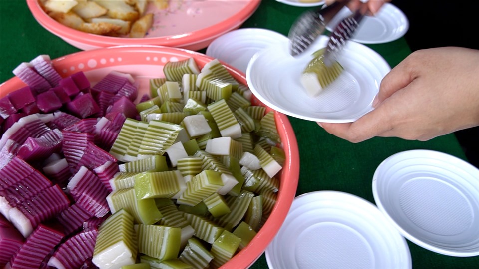 Các loại bánh dân gian nổi tiếng ở Cần Thơ để mời người dân cũng như du khách thập phương.