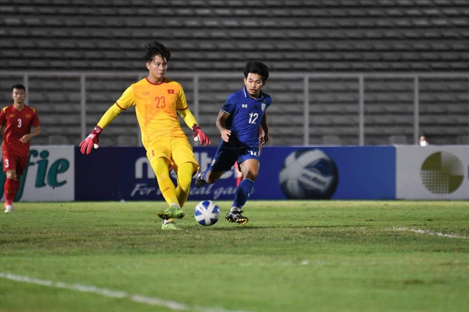 U19 Việt Nam đang chịu sức ép từ đối phương. Ảnh: FAT
