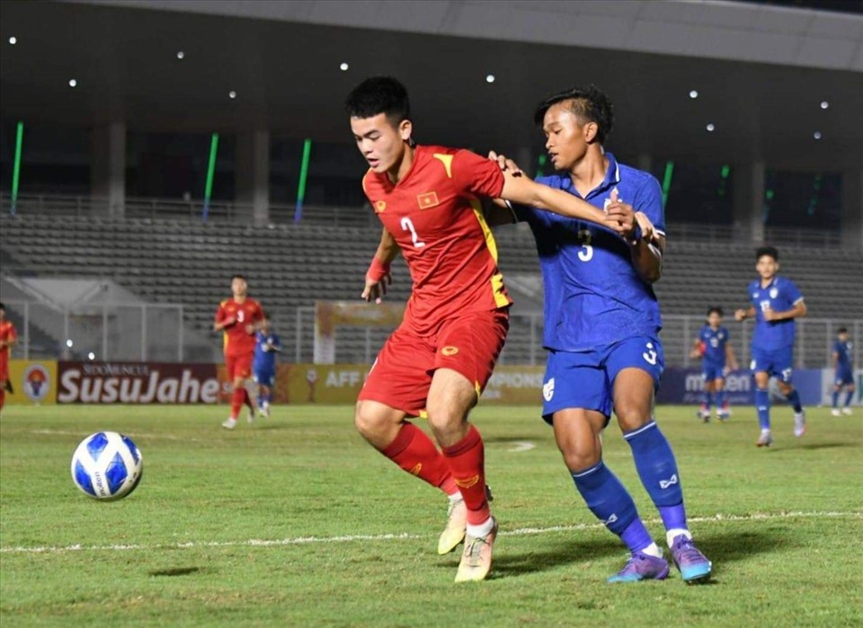 U19 Việt Nam cải thiện khả năng tranh chấp tay đôi. Ảnh: FAT