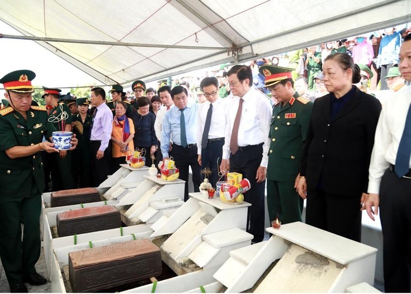 Các đại biểu tham dự lễ an táng 10 bộ hài cốt liệt sĩ tại Nghĩa trang liệt sĩ Quốc gia Vị Xuyên.