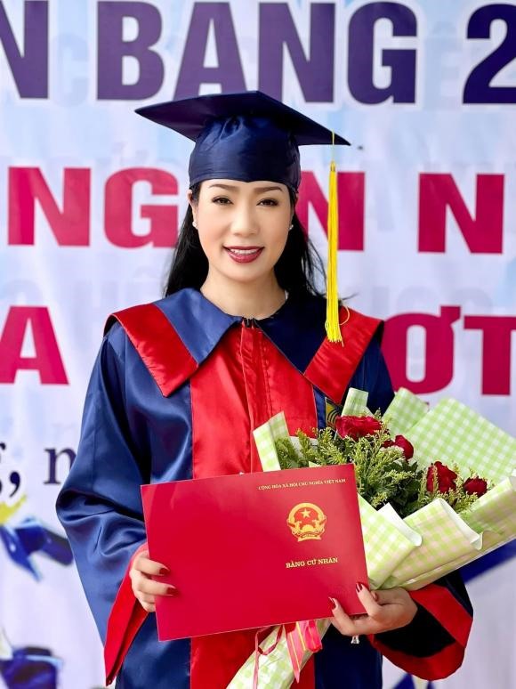 NSƯT Trịnh Kim Chi nhận bằng tốt nghiệp Đại học. Ảnh: NVCC