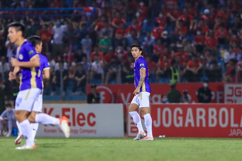 Phút thứ 72 trận đấu giữa câu lạc bộ Hà Nội và Hải Phòng, khán giả trên sân Hàng Đẫy trầm trồ khi nhìn thấy Đoàn Văn Hậu vào sân thay cho Lê Xuân Tú.