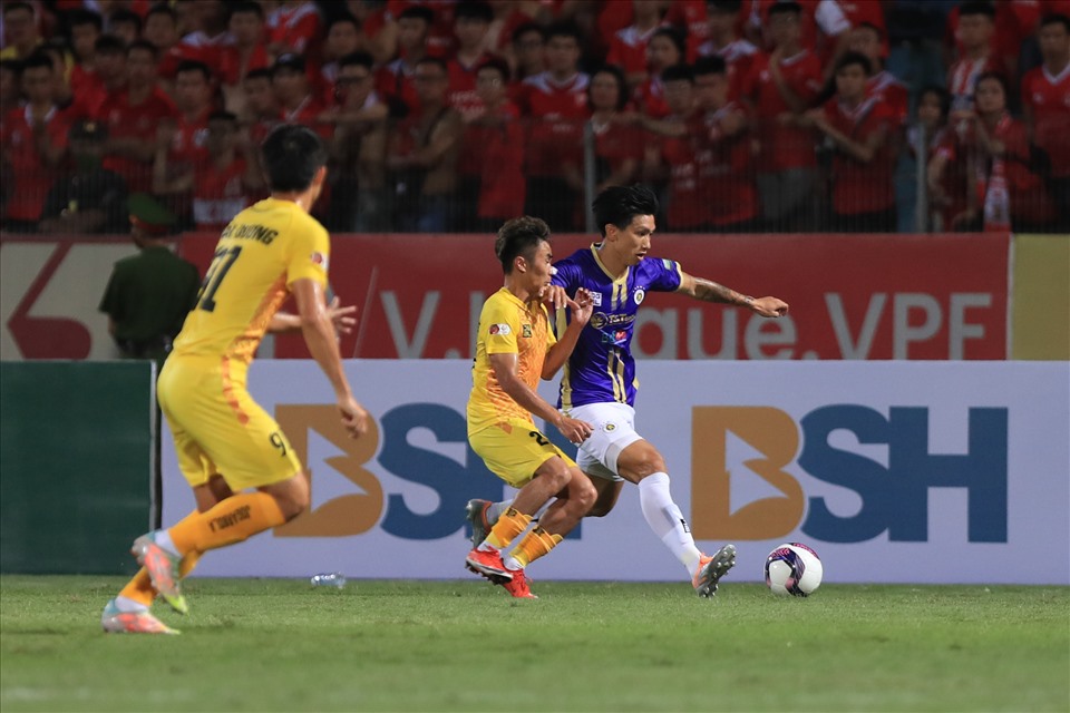 Đây là lần đầu tiền Đoàn Văn Hậu ra sân cho câu lạc bộ Hà Nội kể từ tháng 11.2022 sau thời gian dài nghỉ thi đấu vì chấn thương.