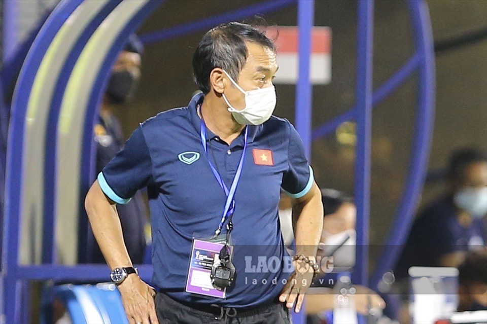 HLV Đinh Thế Nam chưa hài lòng với màn trình diễn của U19 Việt Nam. Ảnh: T.V
