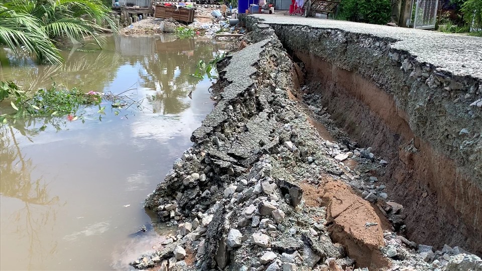 Con lộ ở xã Đông Thạnh, huyện Châu Thành, tỉnh Hậu Giang bị sụp xuống sông