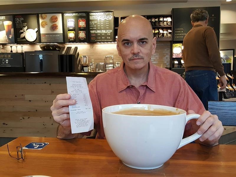1. Và tách cà phê đắt nhất thế giới là Super Venti Flat White. Đây là thức uống được Starbucks giới thiệu trong Thử thách đồ uống Starbucks đắt nhất năm 2017. Cốc cà phê có giá khoảng 149 USD (gần 3,5 triệu đồng).