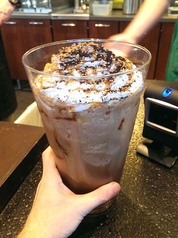 7. Cà phê Starbucks Quadriginoctuple Frappuccino. Một ly cà phê loại này có giá 47,3 USD ( khoảng 1 triệu đồng).