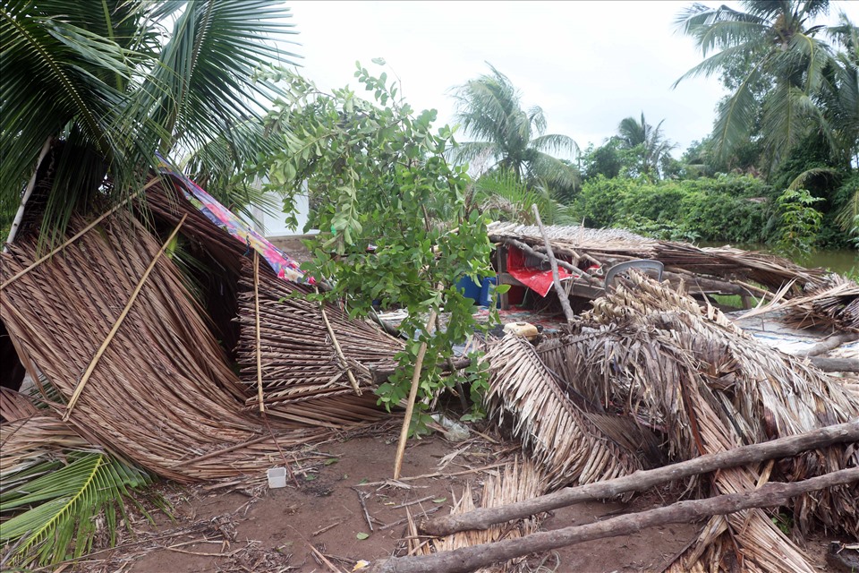 Chỉ trong 3 ngày qua, tại tỉnh Cà Mau mưa, dông làm sập và tốc mái 750 căn nhà dân. Ảnh: Nhật Hồ