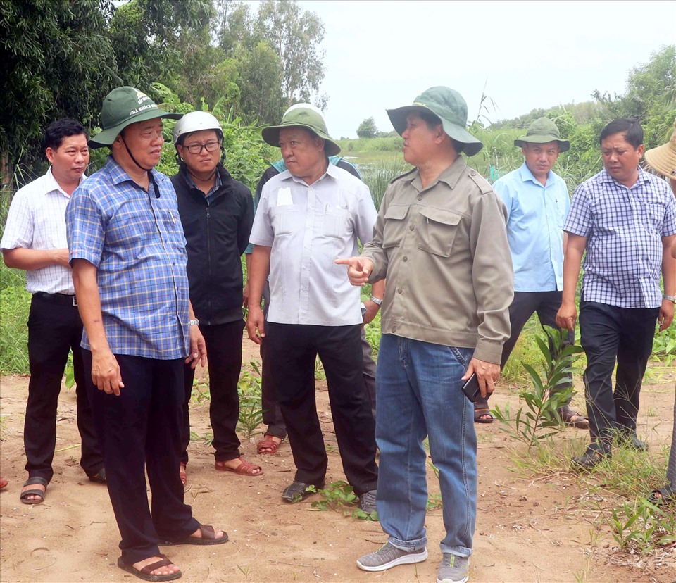 Phó chủ tịch UBND tỉnh Cà Mau Lê Văn Sử kiểm tra công tác phòng chống thiên tai tại huyện Trần Văn Thời ngày 10.7. Ảnh: Nhật Hồ