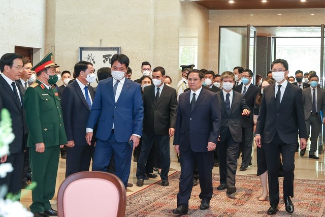 Thủ tướng Phạm Minh Chính tới ghi sổ tang tưởng niệm cố Thủ tướng Nhật Bản Abe Shinzo. Ảnh: VGP