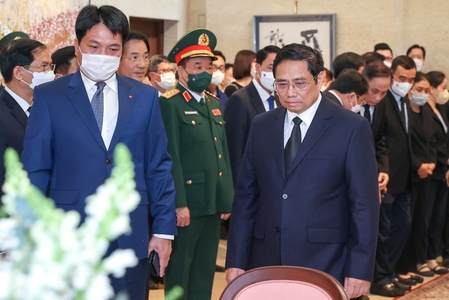 Thủ tướng Phạm Minh Chính tới ghi sổ tang tưởng niệm cố Thủ tướng Nhật Bản Abe Shinzo. Ảnh: VGP