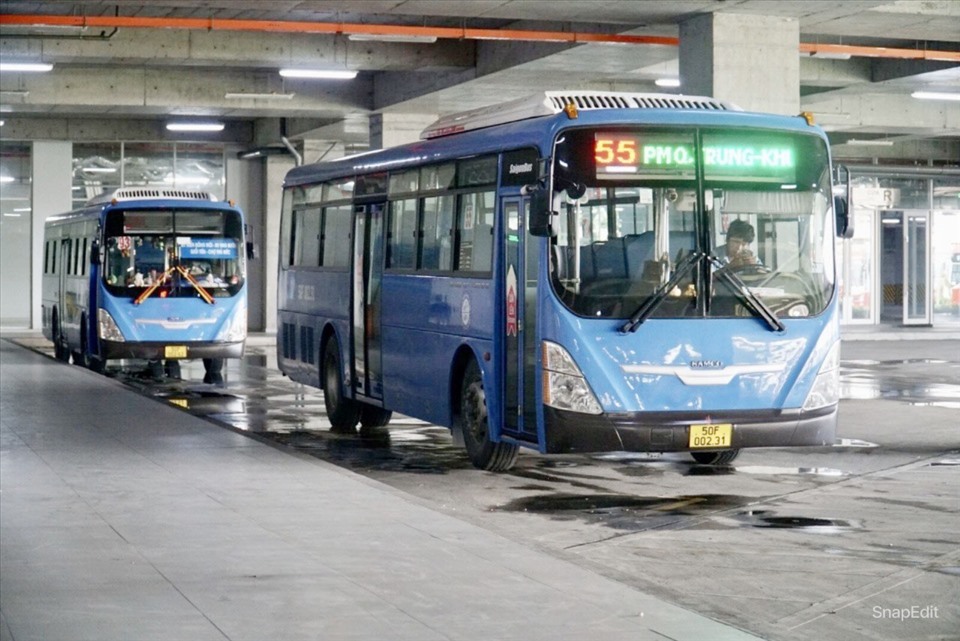 Bên cạnh các tuyến xe khách, xe buýt tại bến cũng hoạt động nhưng trong tình trạng vắng khách. Mỗi chuyến xe rời bến chỉ lác đác 2, 3 khách hay có những chuyến xe không có hành khách nào.