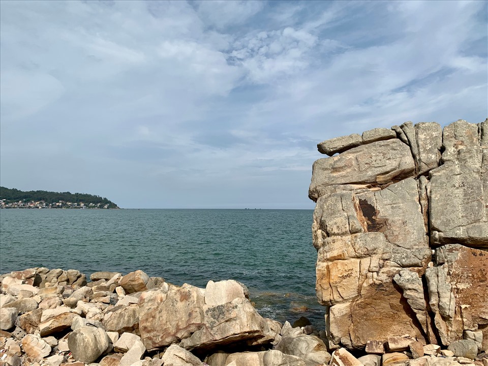 Đi dọc bờ biển Quỳnh Phương, Quỳnh Bảng... du khách sẽ bắt gặp những bãi đá kỳ thú. Ảnh: Đức Anh