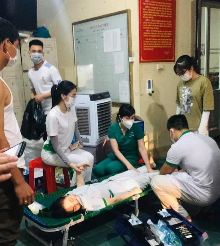 Điều dưỡng Nguyễn Thị Tường Vy (Bệnh viện Quốc tế Vinh) ngất xỉu trong khi lấy mẫu xét nghiệm COVID-19 cho người dân TP.Vinh. Ảnh: TH