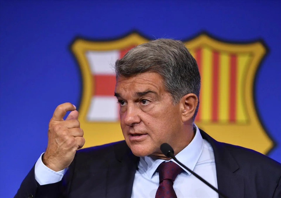 Laporta phát biểu họ muốn giữ De Jong, dù thực tế Barca vẫn đang lắng nghe đàm phán từ Man United. Ảnh: AFP.