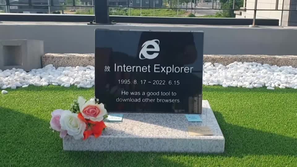 Hình ảnh bia mộ của Internet Explorer tại một quán cà phê ở Hàn Quốc. Ảnh chụp màn hình