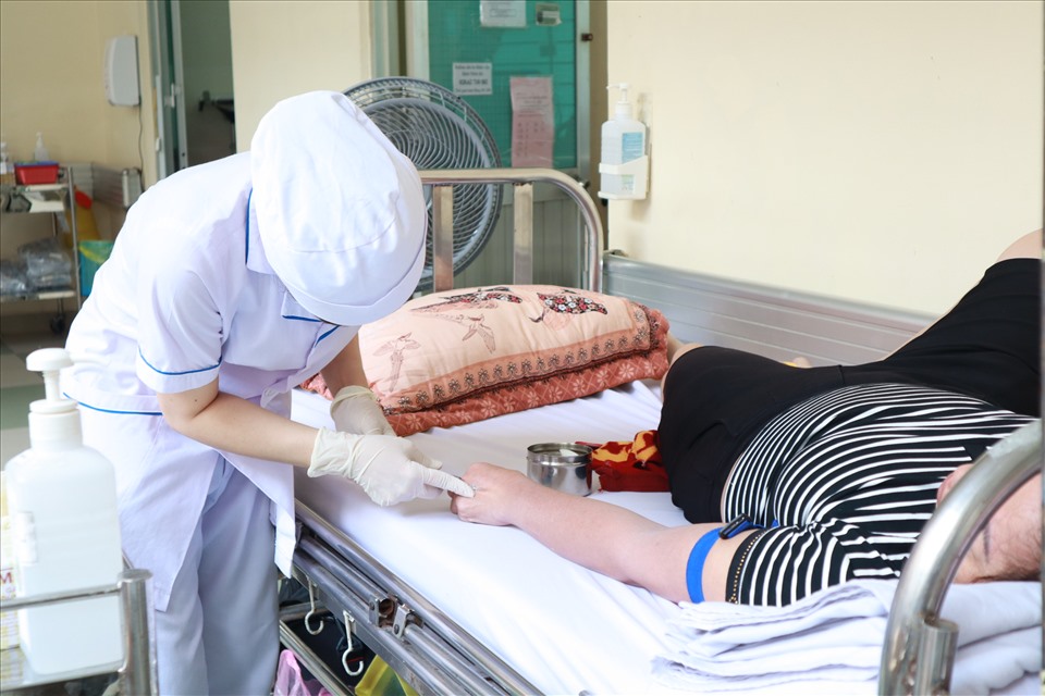 Bệnh nhân mắc sốt xuất huyết được lấy máu để xét nghiệm. Ảnh: Nguyễn Ly