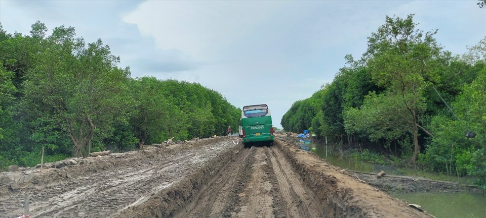 Theo UBND tỉnh Cà Mau do thi công lầy lội nên lượng khách du lịch về Mũi Cà Mau giảm sâu. Ảnh: Nhật Hồ