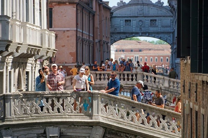 Tình trạng quá đông du khách đến Venice dẫn đến nhiều hệ lụy. - Ảnh: Bloomberg