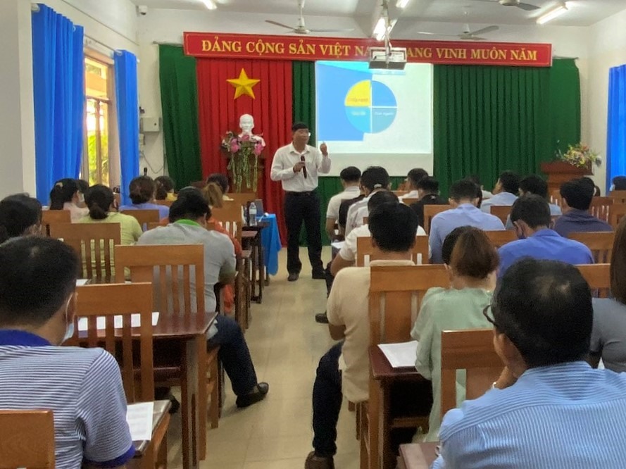 Ông Nguyễn Trung Ngạn đang truyền giảng các kiến thức trong lớp tập huấn. Ảnh: LĐLĐ