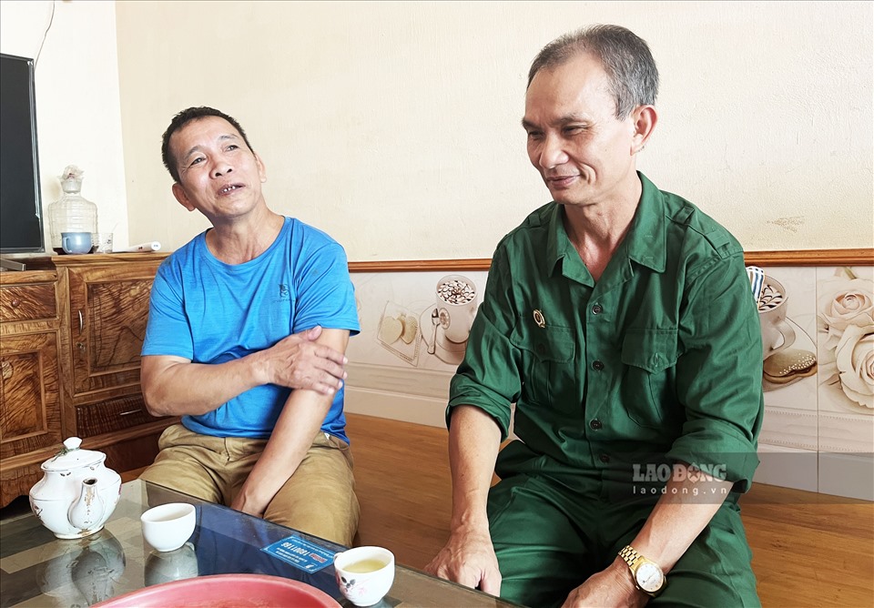 Ông Mai Văn Tuấn (bên trái) và ông Đỗ Gia Thắng (bên phải) là những người lính thông tin đã chiến đấu trên mặt trận Vị Xuyên giai đoạn ác liệt nhất 1982-1985.