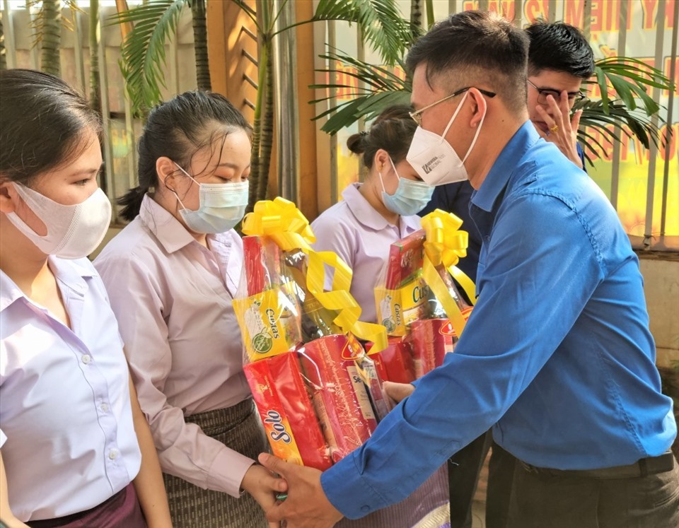 Đoàn thanh niên Cộng sản Hồ Chí Minh EVNHCMC tặng quà các sinh viên Lào. Ảnh: Nam Dương