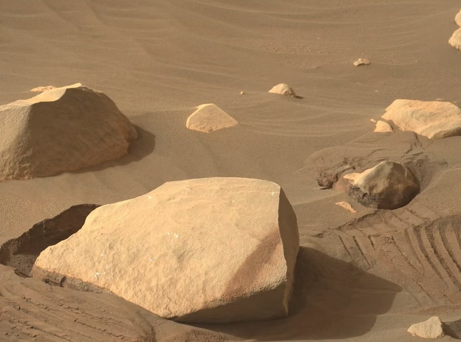 Những tảng đá trên cát mịn ở hành tinh đỏ. Ảnh: NASA