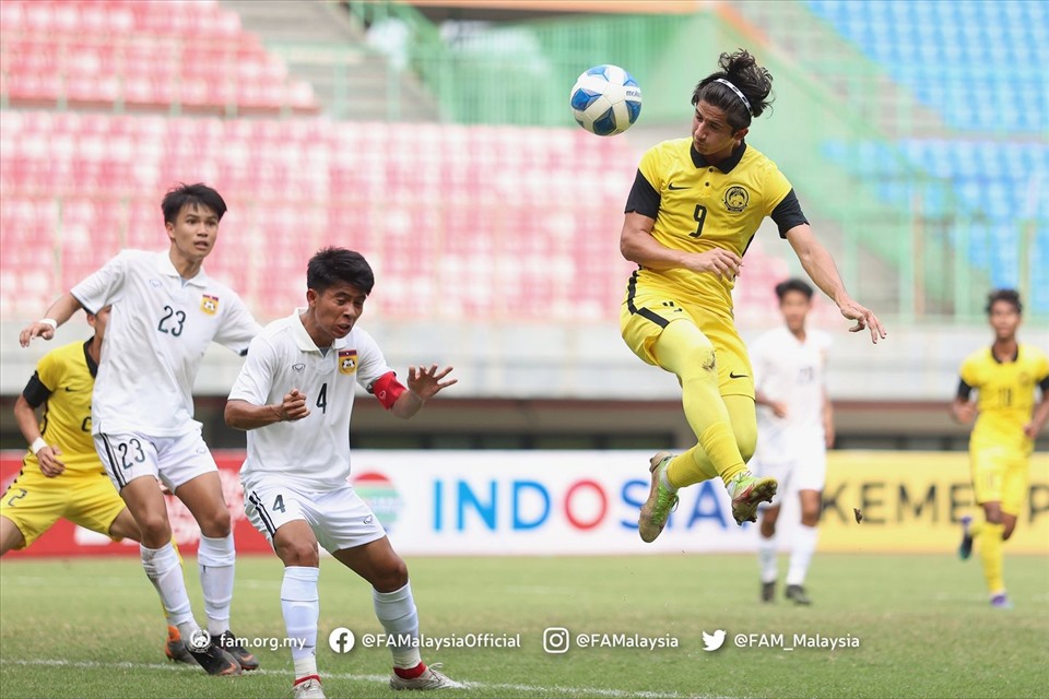 U19 Malaysia là đội bóng có lối chơi thiên về thể lực và các đường tạt bóng từ biên vào vòng cấm. Ảnh: FAM