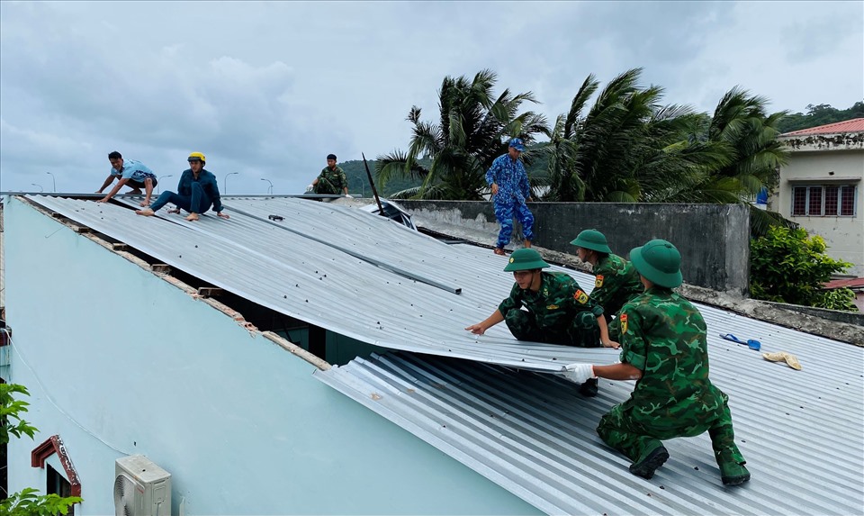 Thiệt hại về nhà ở khiến đời sống của người dân gặp nhiều khó khăn. Ảnh: BĐBP