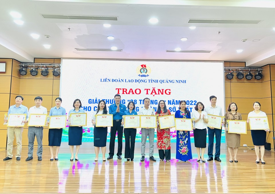 LĐLĐ tỉnh Quảng Ninh trao tặng giải thưởng 28/7 năm 2022 cho 24 Chủ tịch Công đoàn cơ sở tiêu biểu. Ảnh: Thanh Hằng