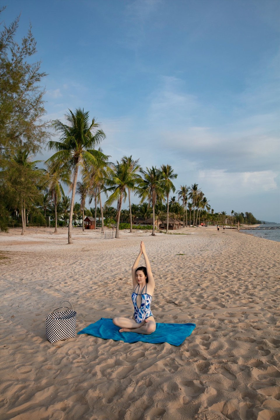 Bãi biển rộng lớn với tiếng sóng rì rào, mây trời xanh biếc cùng những rặng cây tươi mát