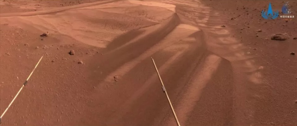 Tàu thám hiểm Chúc Dung chụp ảnh cồn cát trên sao Hỏa trước khi bước vào ngủ đông, tháng 5.2022. Ảnh: CNSA